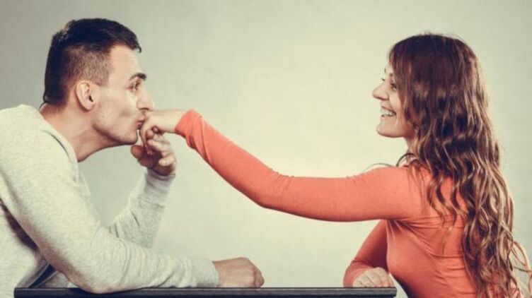 一个男人正在照顾一个女孩并考虑阴茎增大