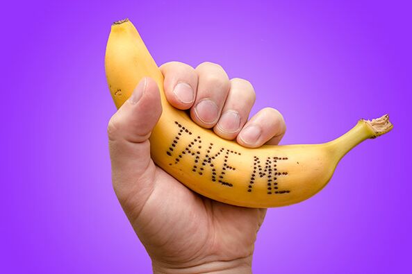 手中的香蕉象征着头大的阴茎